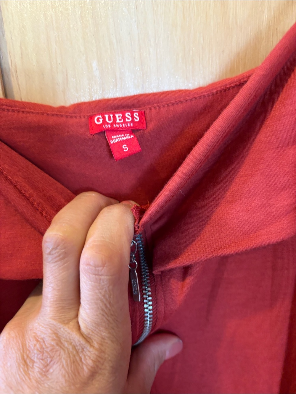 Guess Off-Shoulder Red Long Sleeve Zip Front Top - Picture 2 of 2